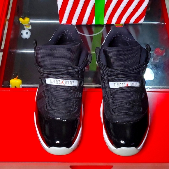 Air Jordan 11 (low) - Picture 2 of 11
